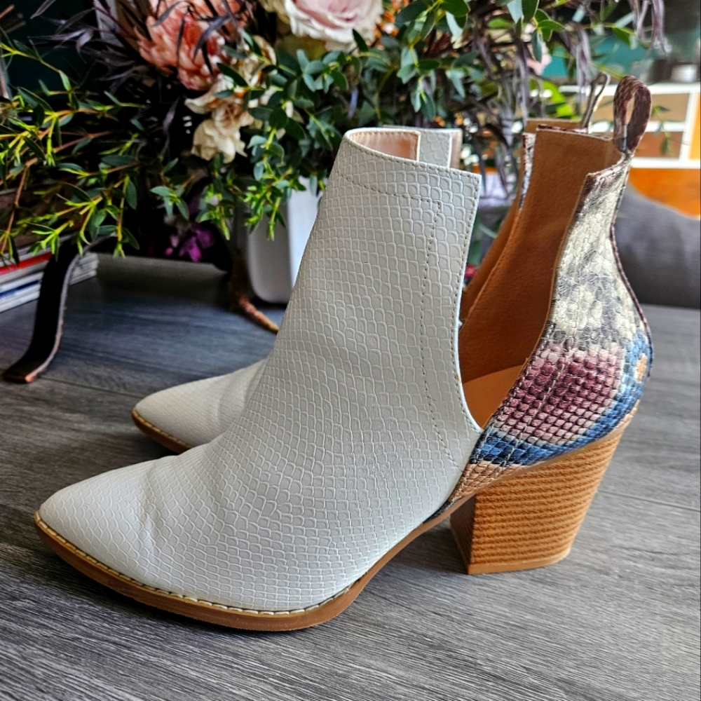 Women's V cut out Bootie